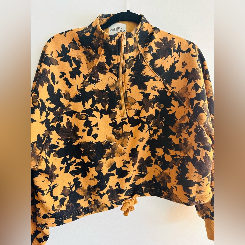 Fun cropped Sweta hurt with half zip!! Great condition . Pre loved